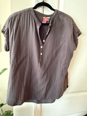 Casual Short-Sleeve Henley Shirt in Charcoal Gray